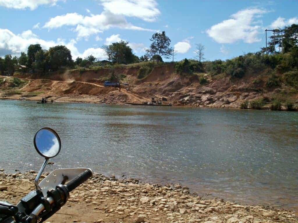 Ban-Saenphan-Laos-river-crossing-2010-no-ford-or-bridge